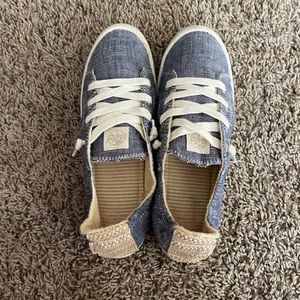 Women’s US size 9 Roxy cute casual shoes